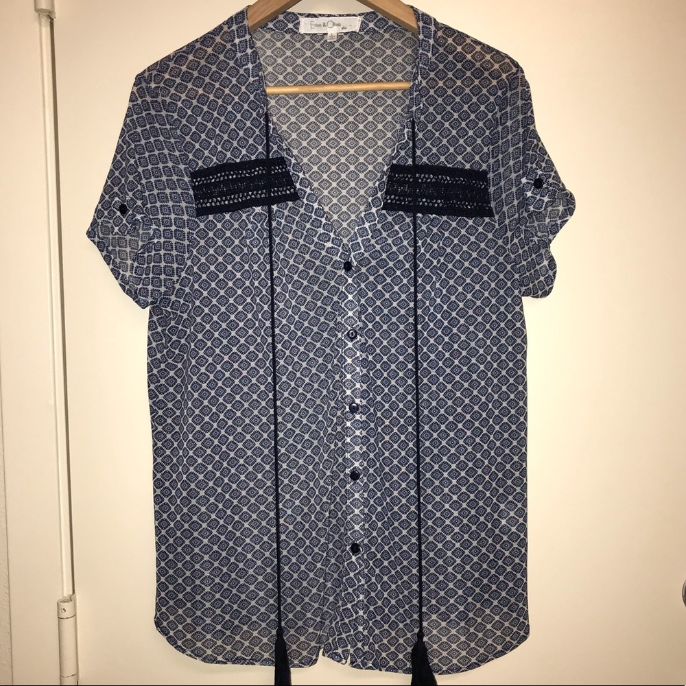 🌴3/$20 Eden and Olivia Blouse Blue and White